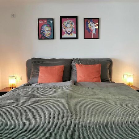 Neues City Center Piano Appartement Mit Netflix كلاغنفورت المظهر الخارجي الصورة