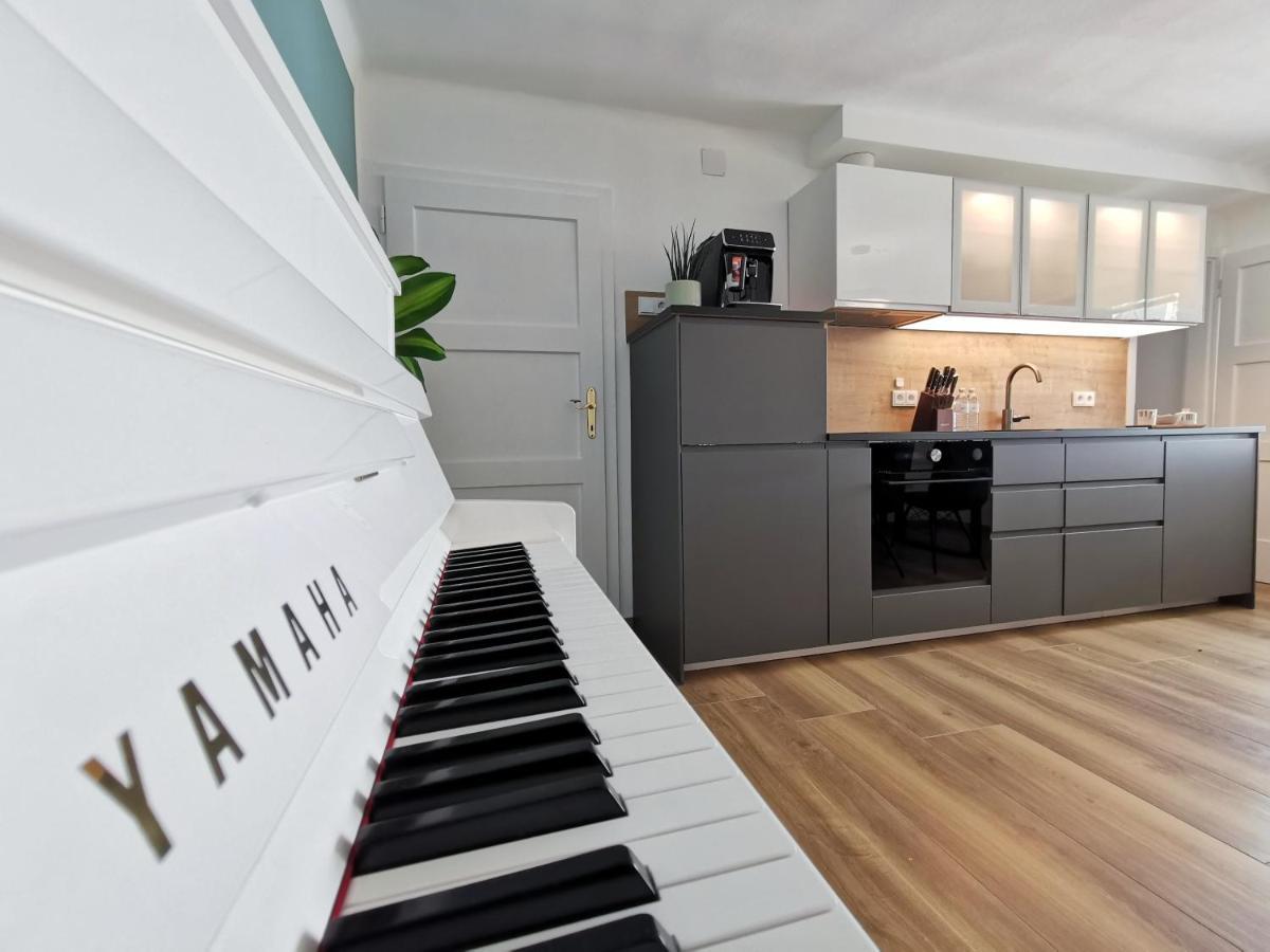 Neues City Center Piano Appartement Mit Netflix كلاغنفورت المظهر الخارجي الصورة