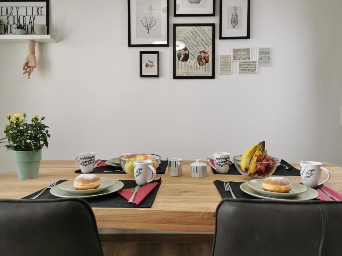 Neues City Center Piano Appartement Mit Netflix كلاغنفورت المظهر الخارجي الصورة