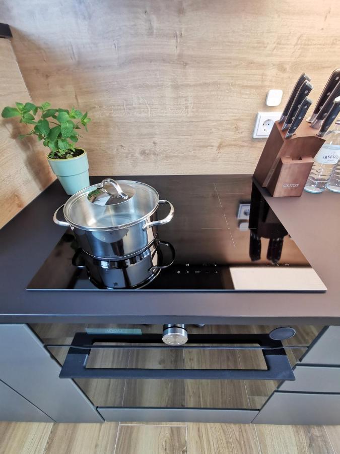 Neues City Center Piano Appartement Mit Netflix كلاغنفورت المظهر الخارجي الصورة