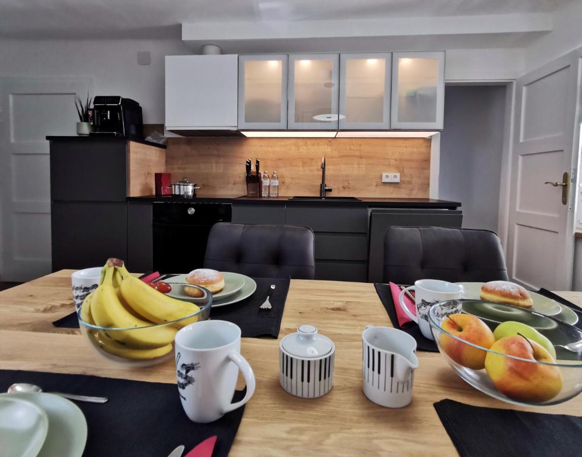 Neues City Center Piano Appartement Mit Netflix كلاغنفورت المظهر الخارجي الصورة